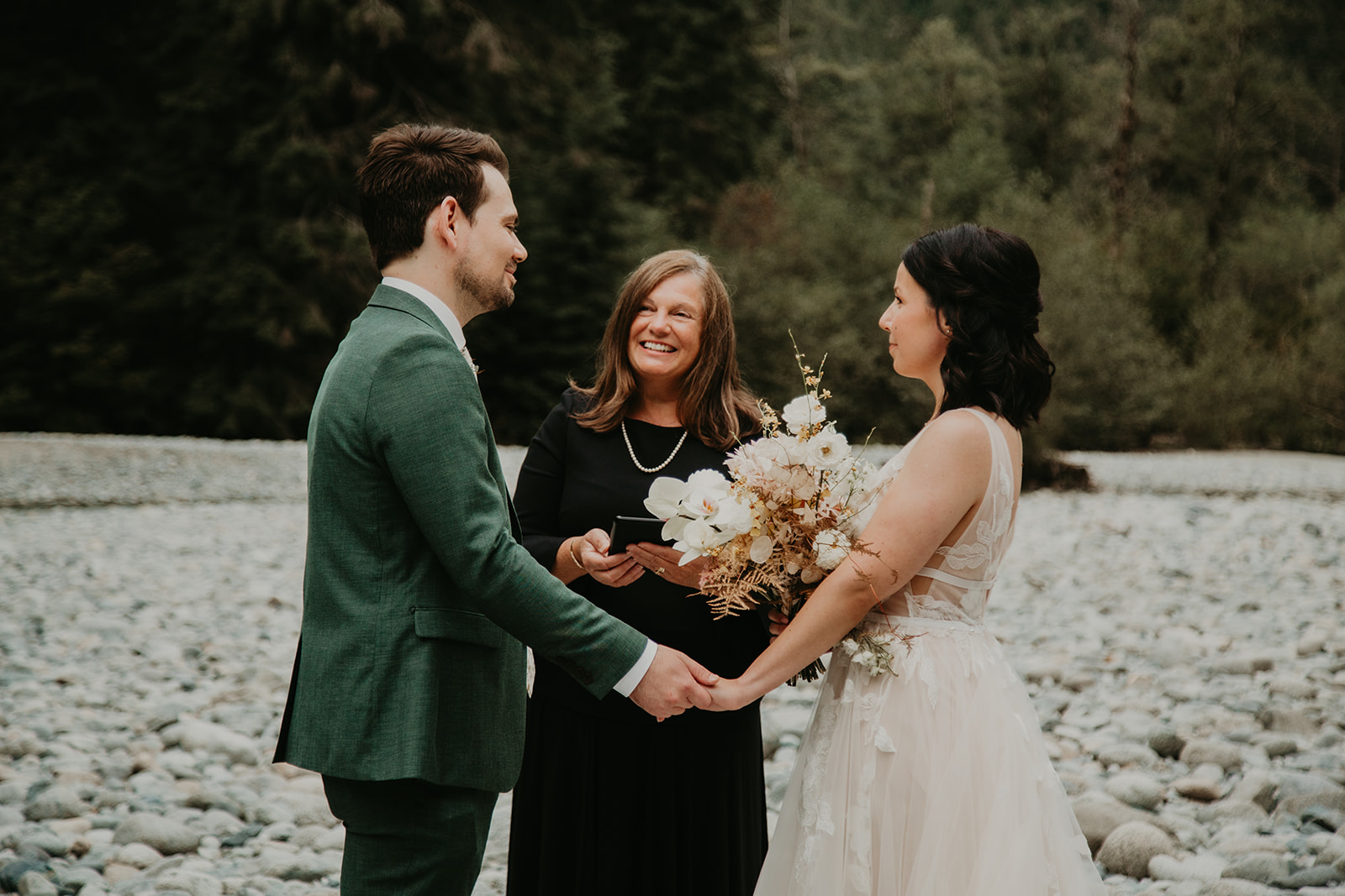 Vancouver wedding officiant at a helicopter elopement