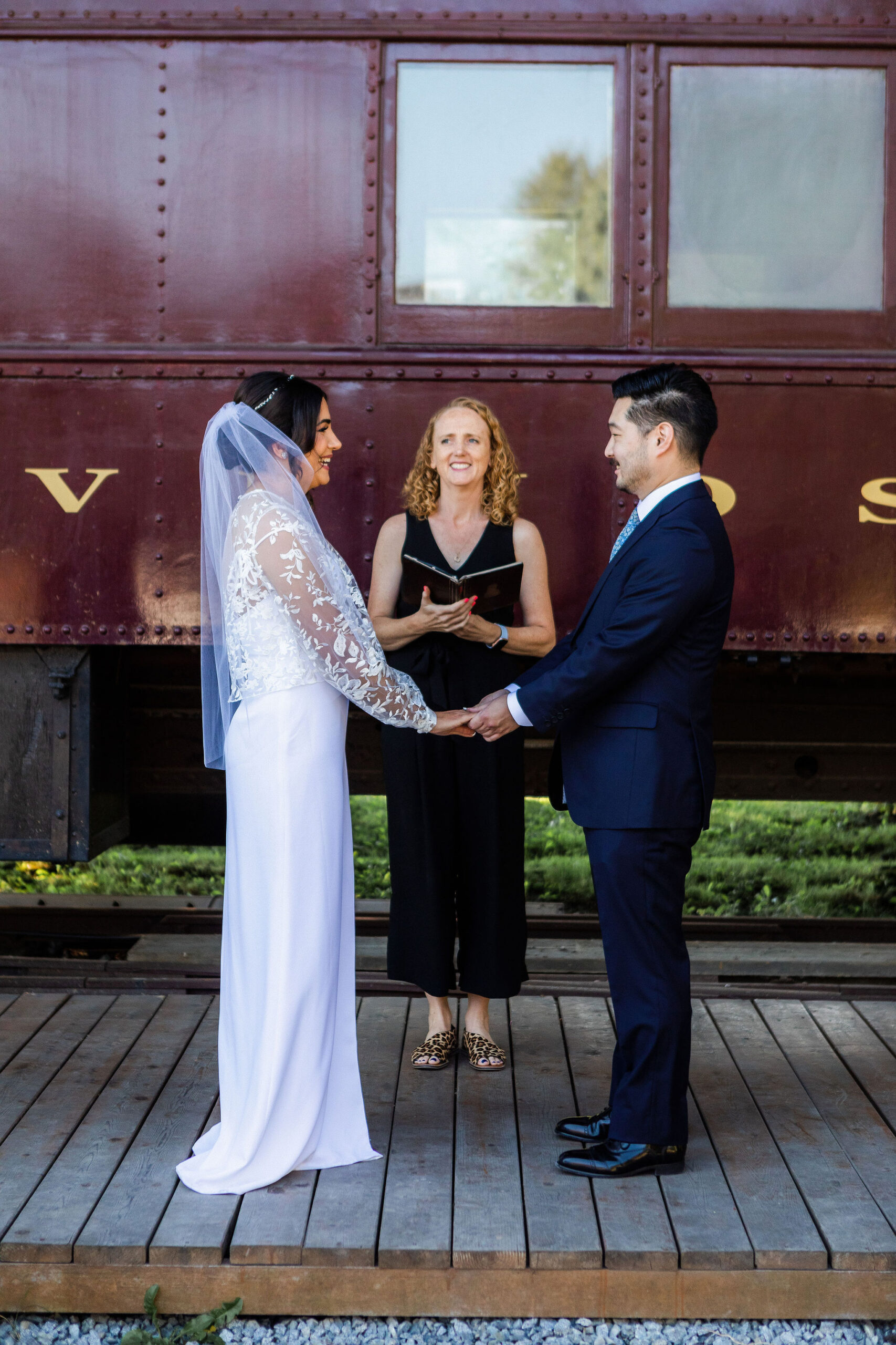 pros and cons of eloping, young hip and married elopement