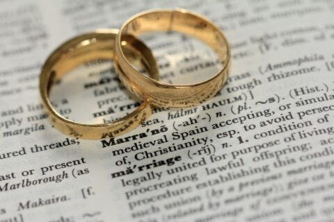 wedding rings on modern wedding reading
